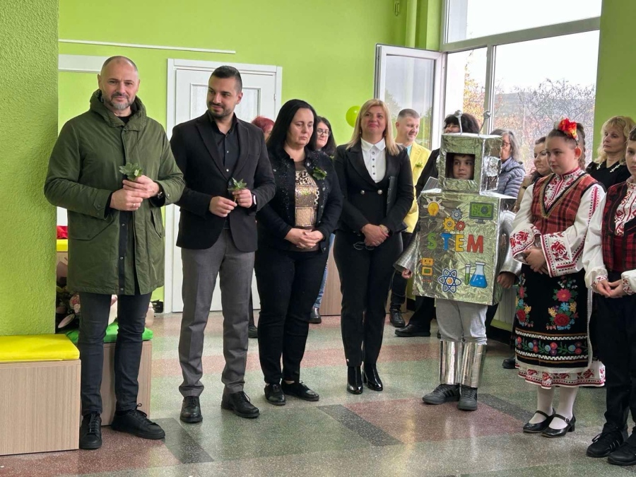 СТЕМ център по природни науки откриха в Мездренско училище