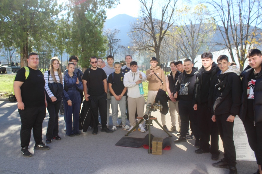 Ученици от ПТГ „Н. Й. Вапцаров“ – Враца посетиха Военно поделение – Враца