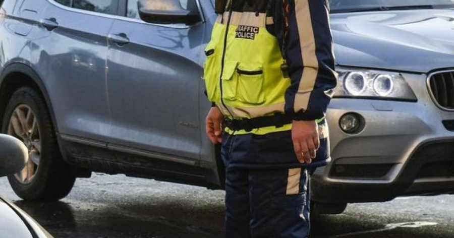 Спипаха 16-годишен зад волана на „Форд“, глобиха него и майка му