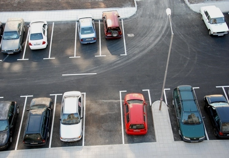 Апаш потроши колата на възрастна жена, нарязал и гумите