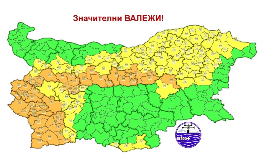 Валежите ще продължат и в сряда: Обявиха оранжев и жълт код в почти цялата страна