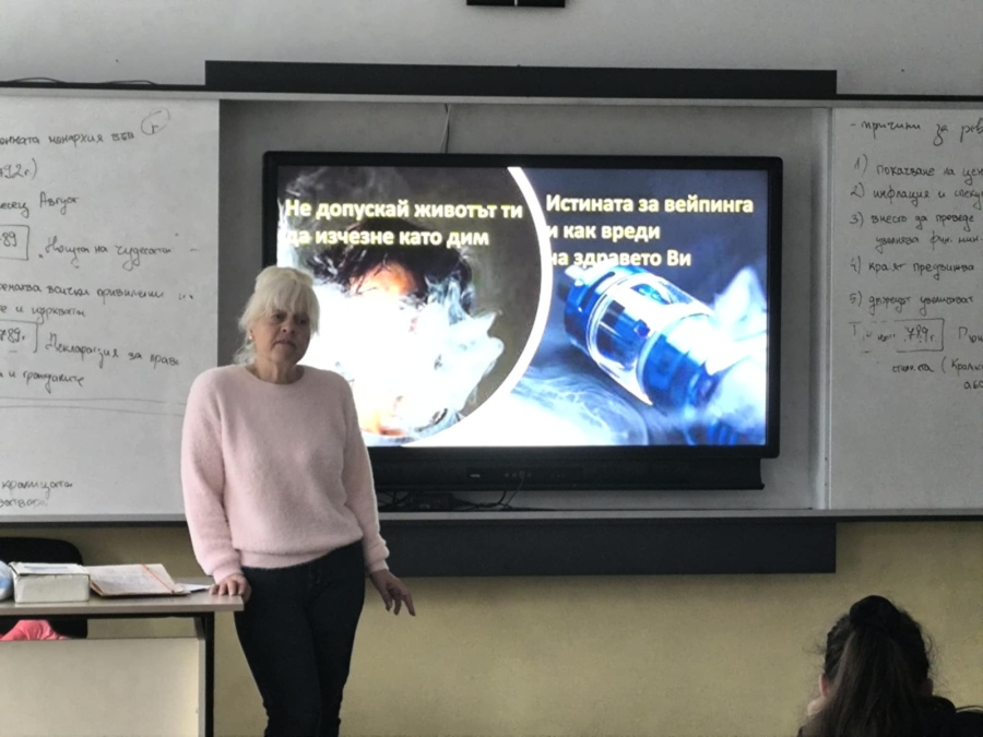 Ученици от ППМГ - Враца участваха в беседа за вредите от употребата на наркотици, енергийни напитки и тютюневи изделия