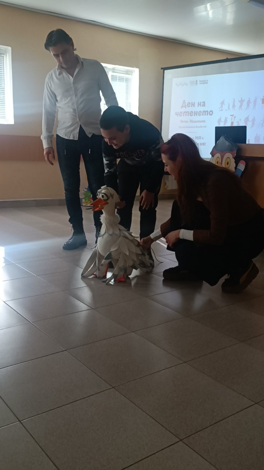 В Деня на християнското семейство и Деня на четенето Врачанският драматично-куклен театър гостува на СУ „Васил Кънчов“ – Враца