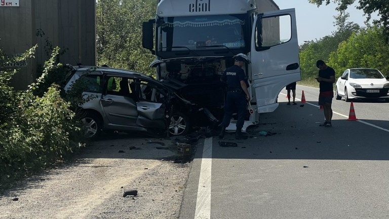 80 годишен катастрофира челно в ТИР 