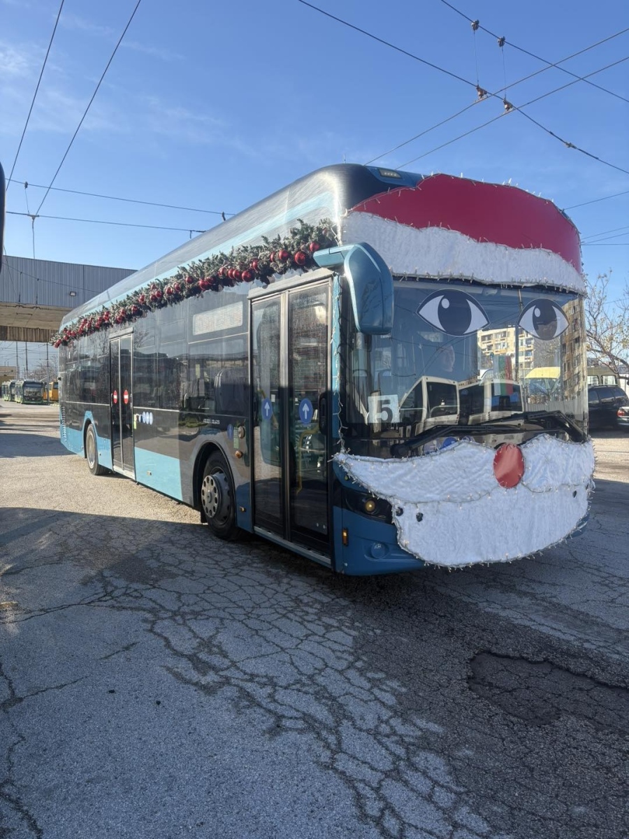 Градският транспорт на Враца радва с коледна премяна