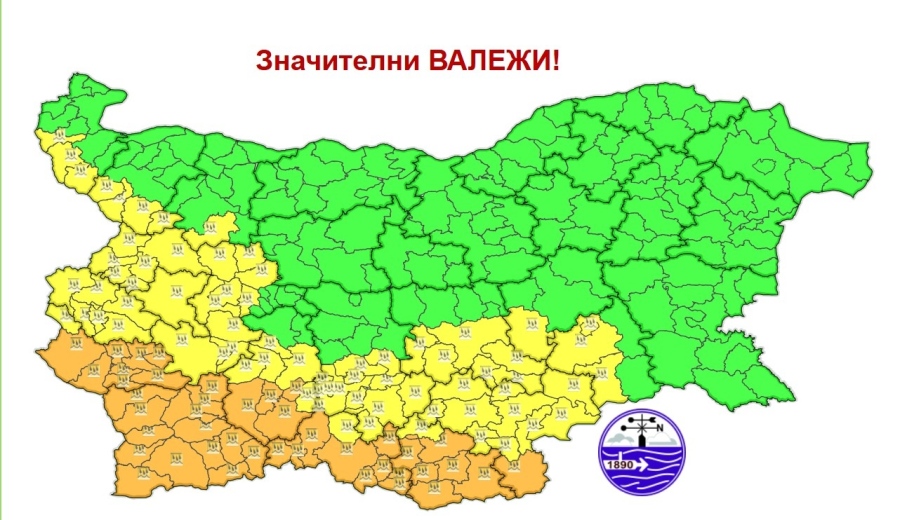 Жълт и оранжев код за дъжд в половин България