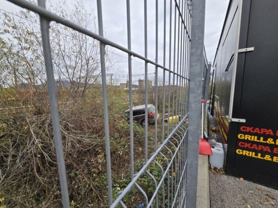 Кола се вряза в грил бар във Враца, шофьорът и спътникът му са в болница