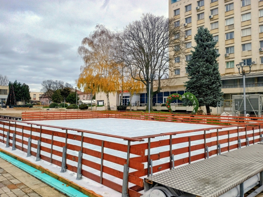 В петък официално ще бъде открита ледената пързалка в Мездра