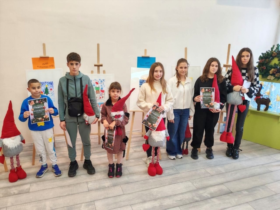 Наградиха призьорите в традиционния конкурс за детска рисунка „Нарисувай коледна картичка“ в Мездра