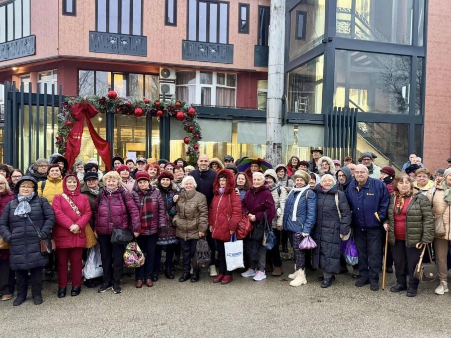 Пенсионери от Враца посетиха Коледния базар в Крайова по инициатива на Мартин Харизанов