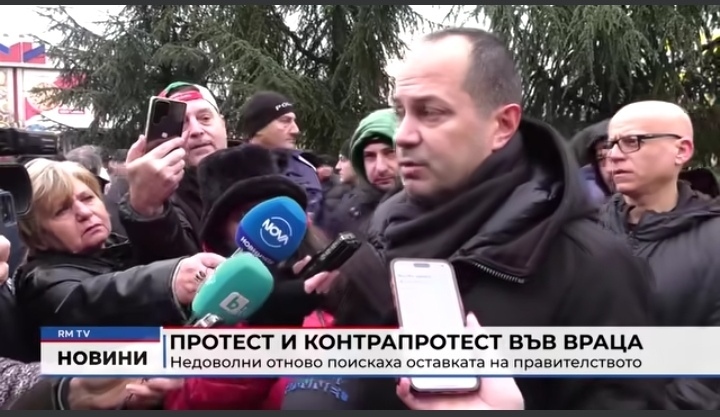 Врачани подкрепиха кмета Калин Каменов, около 100 души се събраха днес пред дома му