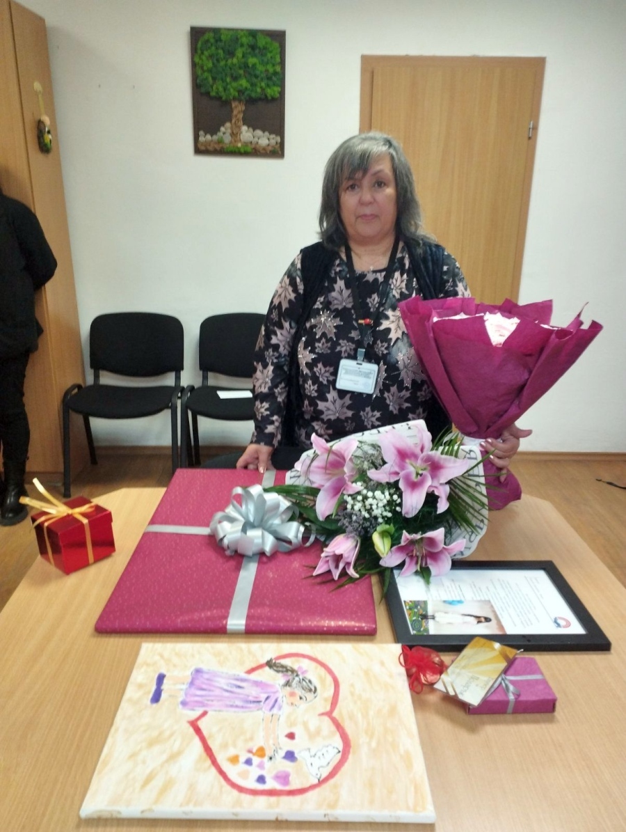 Дирекция „Социално подпомагане“ - Мездра уважи дългогодишна социална работничка по случай нейното пенсиониране