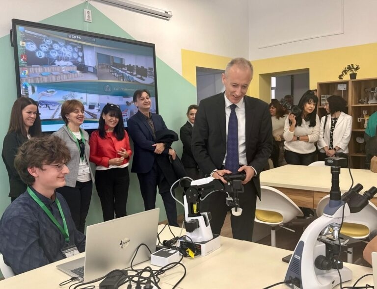 Министър Вълчев откри нов високотехнологичен STEM център в 110-годишната природо-математическа гимназия в Монтана