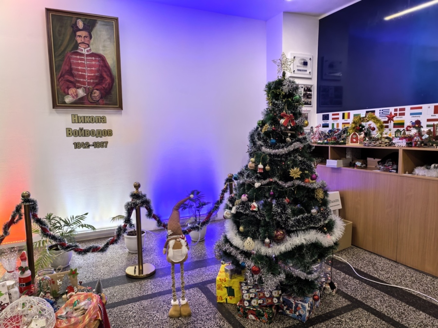  Средно училище „Никола Войводов“ - Враца откри  Коледният си базар