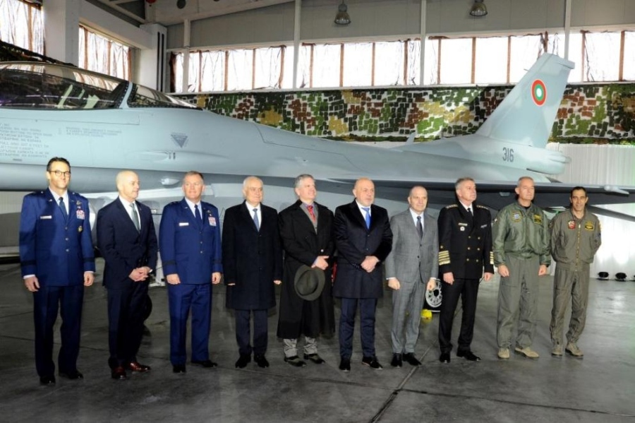 На официална церемония в Граф Игнатиево: Представиха първите 8 самолета F-16