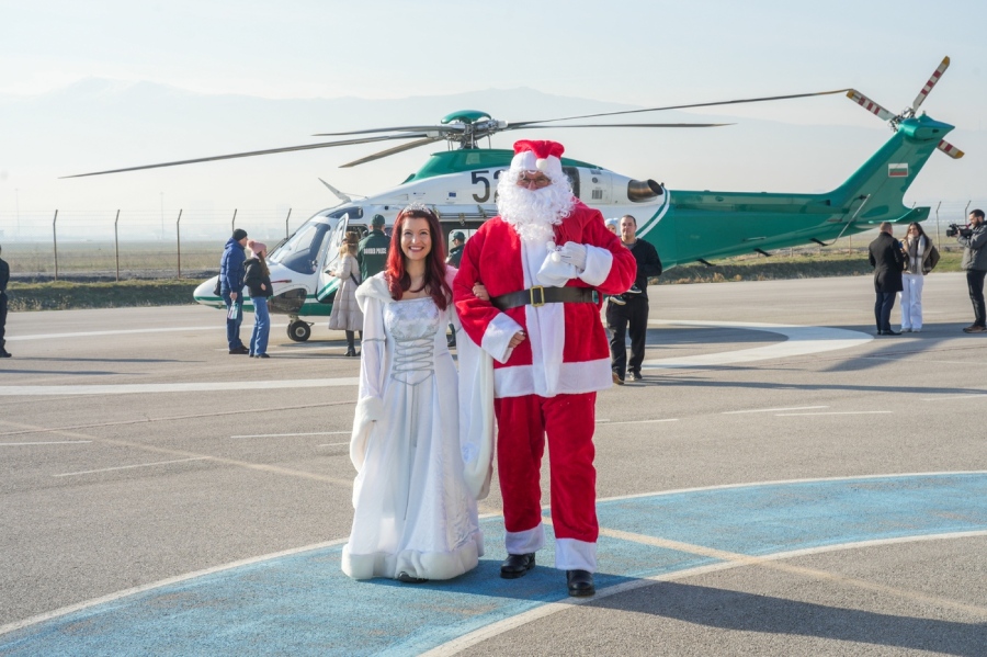 Дядо Коледа и Снежанка пристигнаха… с хеликоптер на „Гранична полиция“! 