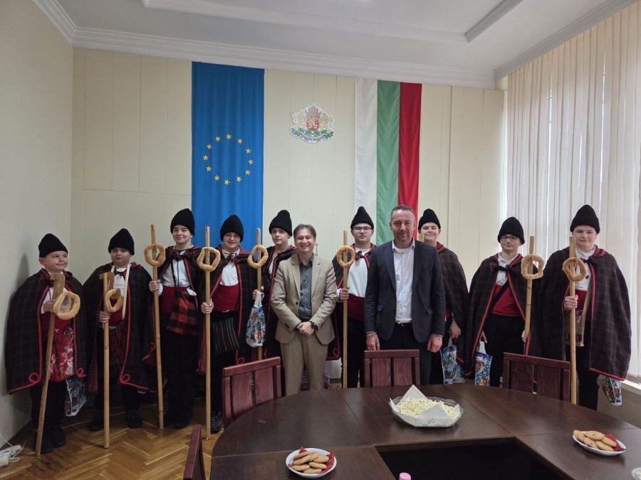 Коледари огласиха Областна администрация - Монтана с благословии за здраве и берекет