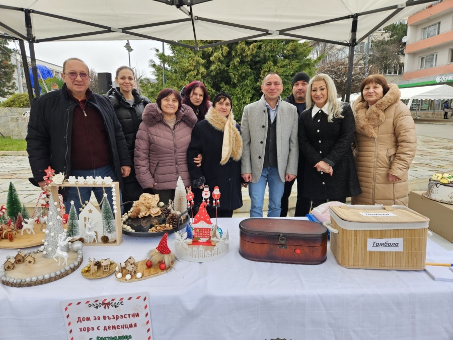 Коледният базар „С любов и усмивка за Коледа“ донесе празничен дух в Берковица
