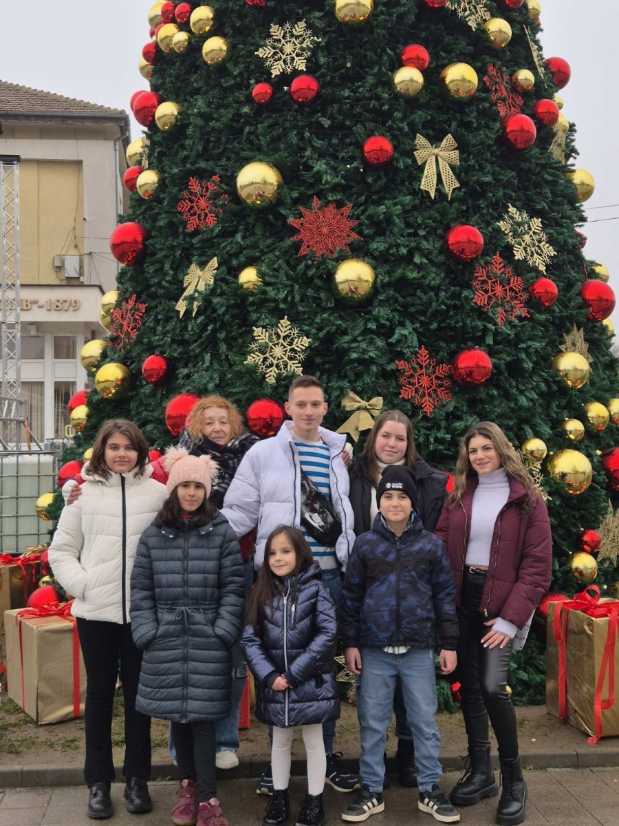 Актриси от Врачанския театър зарадваха деца в навечерието на празниците