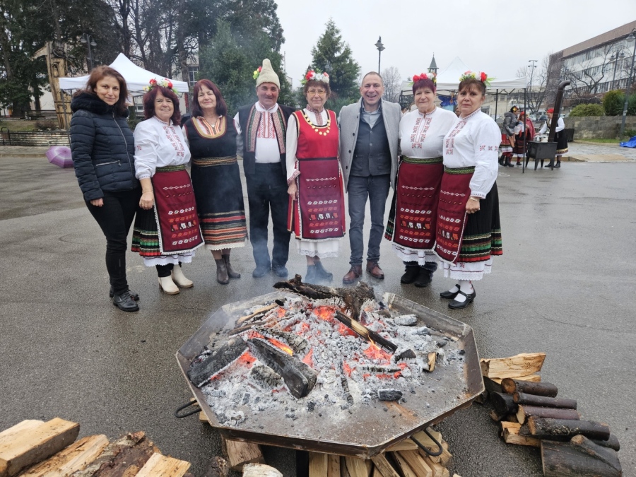 „Около бъдника“ събра традиции и празничен дух в Берковица на Бъдни вечер