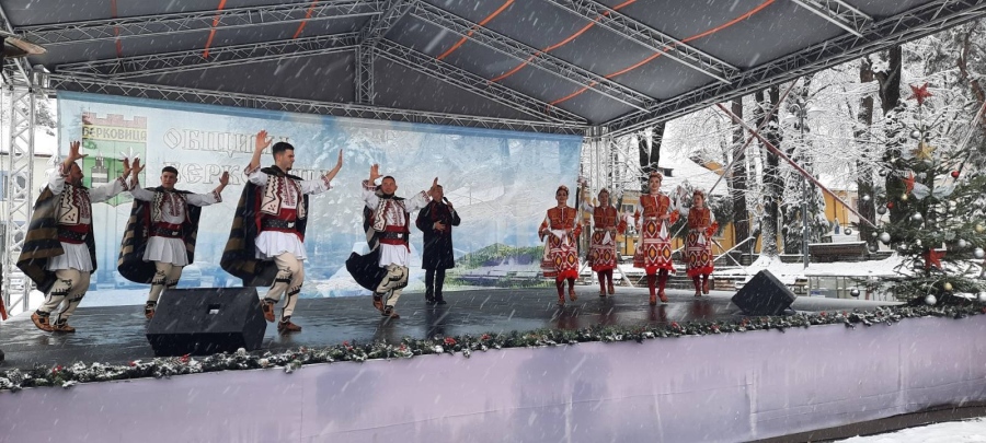 Снежна коледна магия изпълни Берковица