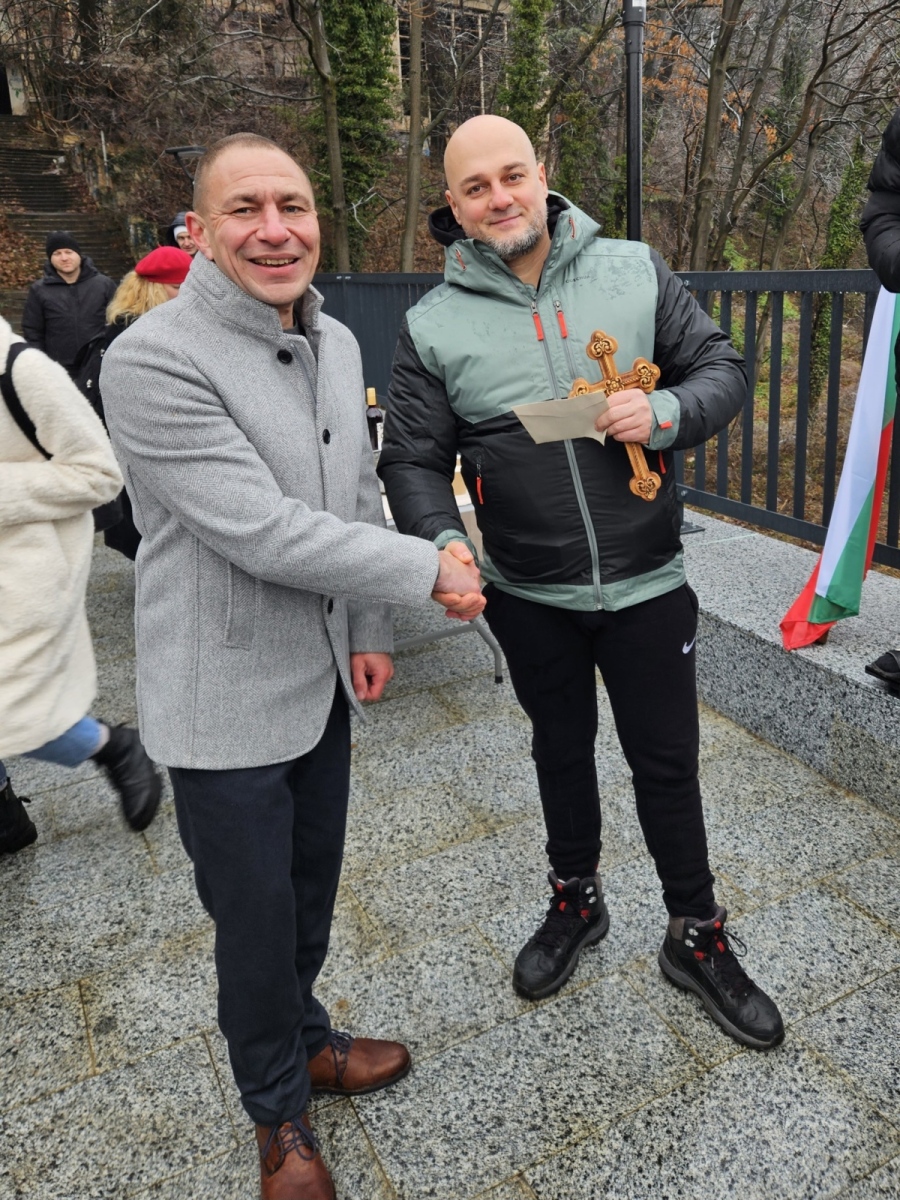 Славейко Асенов извади Светия кръст в Берковица