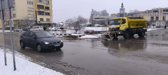 Зимната обстановка в община Мездра постепенно се нормализира