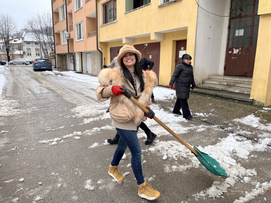 Младежки център – Враца се включи активно в почистването на града
