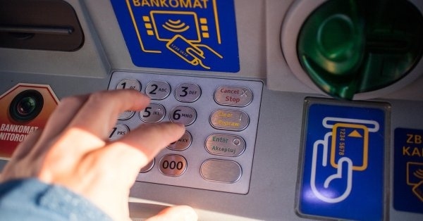 Апаш открадна банковата карта на 87-годишен дядо и източи 2 бона