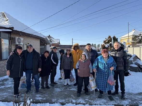 Ромите се стягат за Васильовден, Иво Цанев занесе празнични пакети в Бяла Слатина