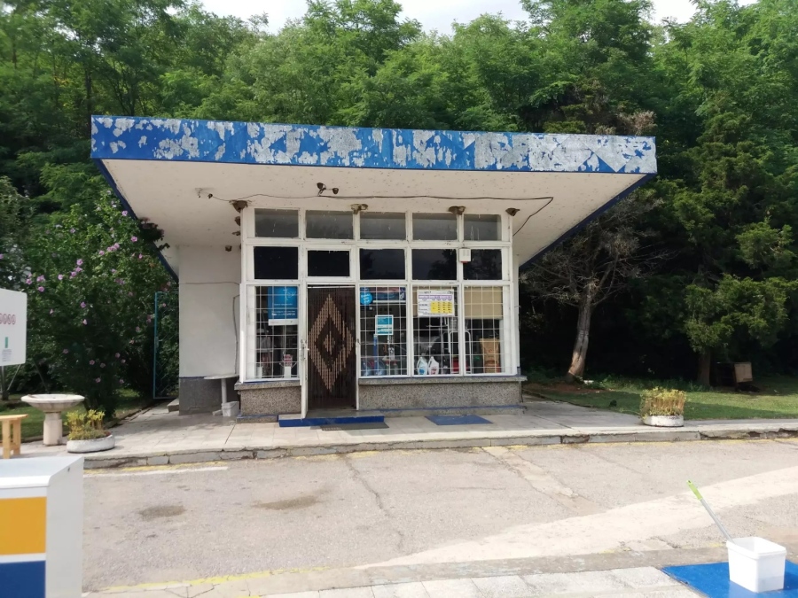 Неизвестен потроши бензиностанция в Бели мел