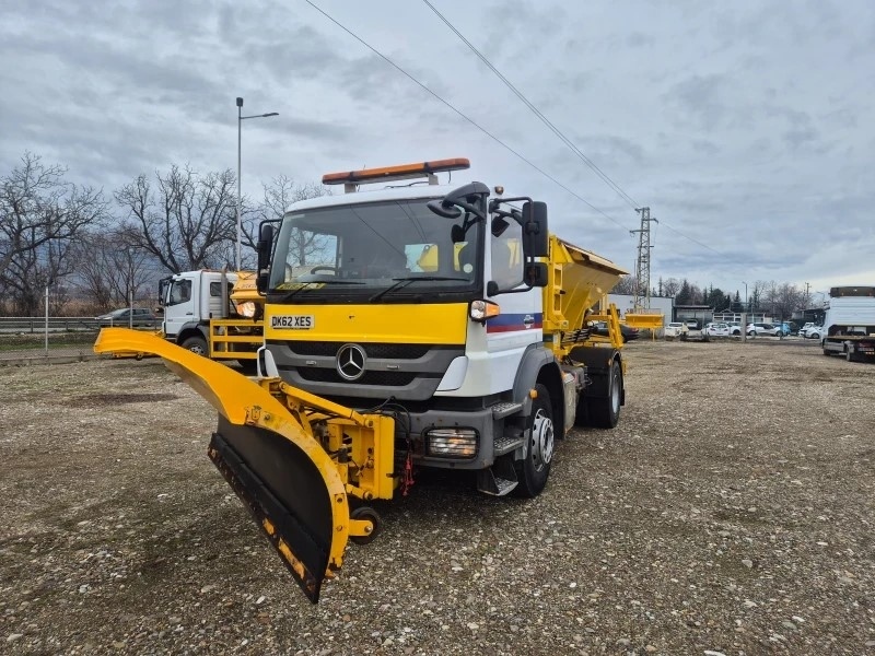 Мъж пострада тежко, докато чисти  снегорин, в болница е