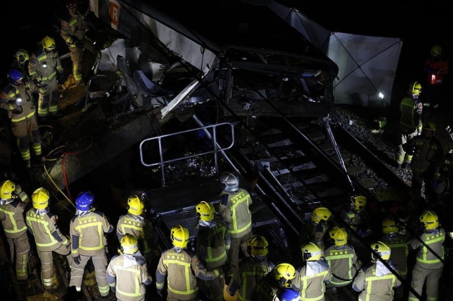 Нова трагедия в Испания: Влак дерайлира край Барселона - има загинал и много ранени 