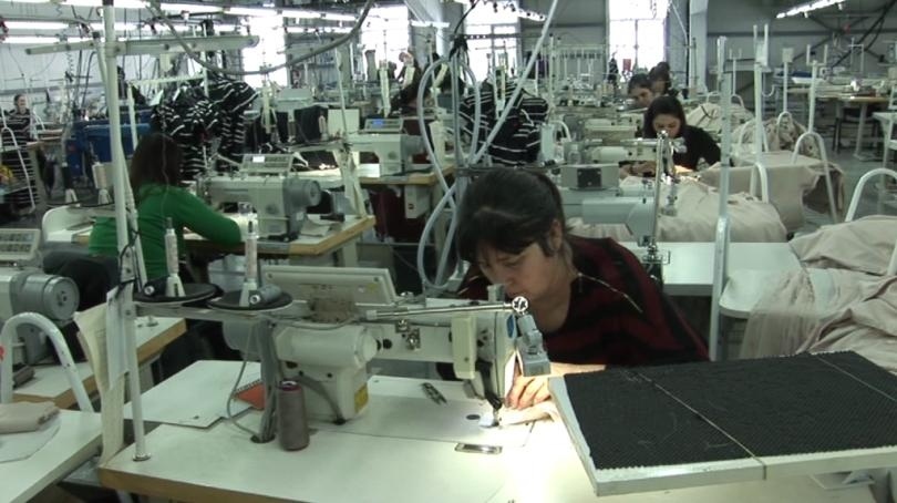 140 шивачки в Монтанско останаха без работа, две фирми хлопнаха кепенци