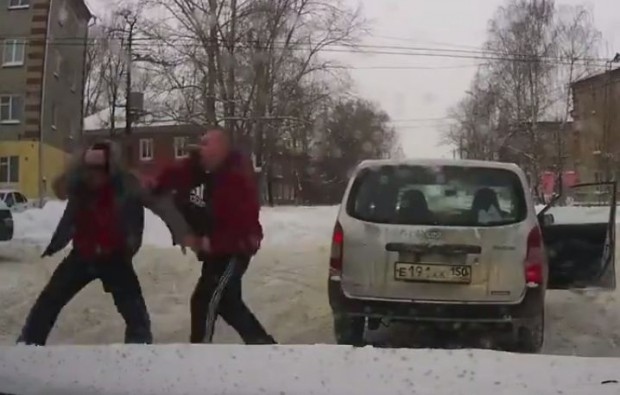 Бой на пътя заради отнето предимство, има задържани