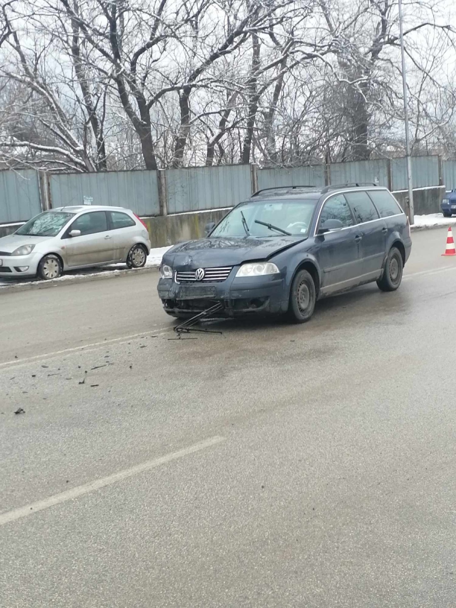 „Фолксваген“ се удари в БМВ край училище във Враца