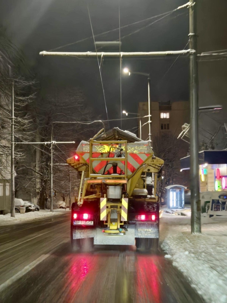 От началото на снеговалежа екипите на БКС Враца са на терен