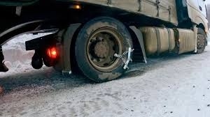 Спрели ТИР-ове затрудняват движението на пътя Студено буче - Дъбова махала при разклона за Медковец