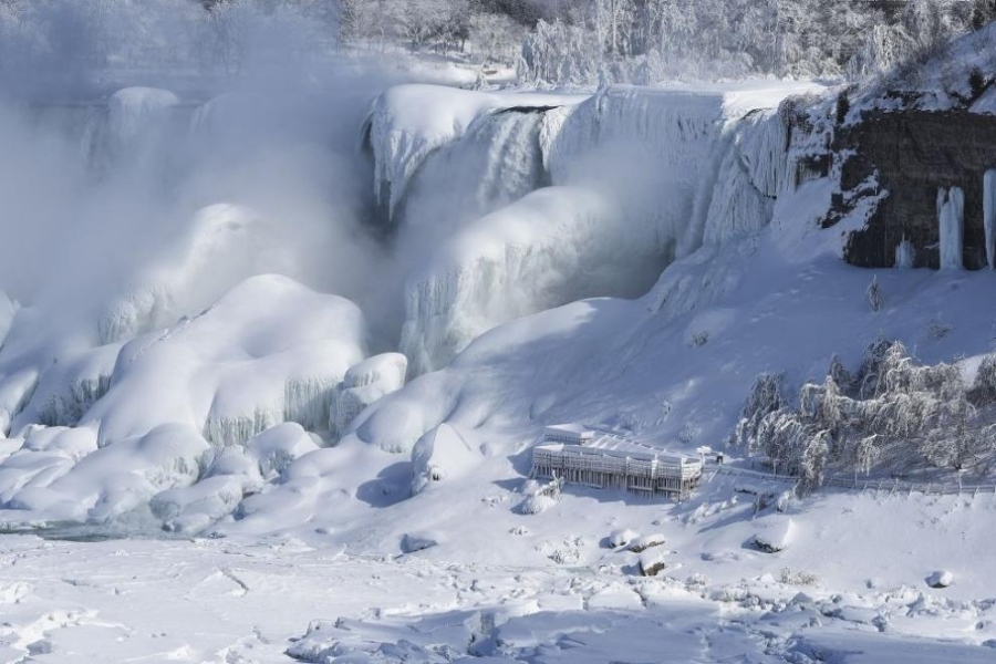Обвит в ледена броня: Ниагарският водопад замръзна частично 