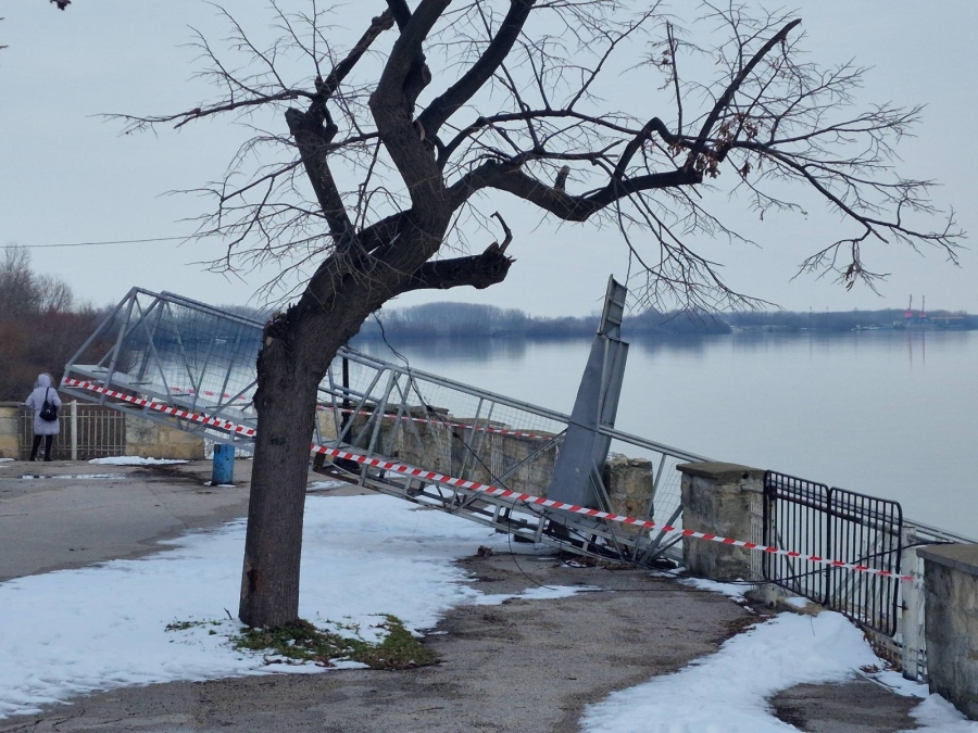 Румънски конвой, скъсал котва, се заби в понтон на пристанище във Видин