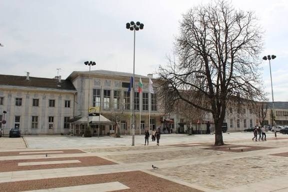 Дрогиран мъж плаши хора на гарата в Мездра