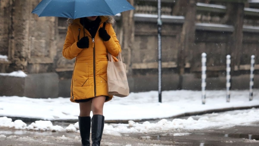 Времето в понеделник: Плътни облаци, валежи от дъжд и сняг