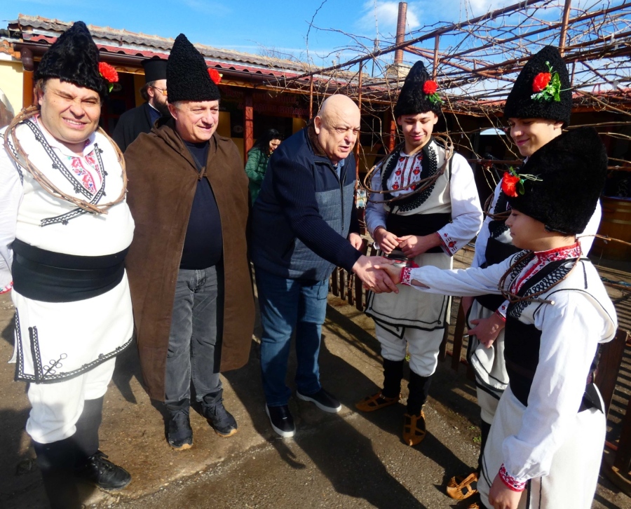 С конкурс за най-добро вино, фолклорна програма и народно веселие бе отбелязан Деня на лозаря в Лом