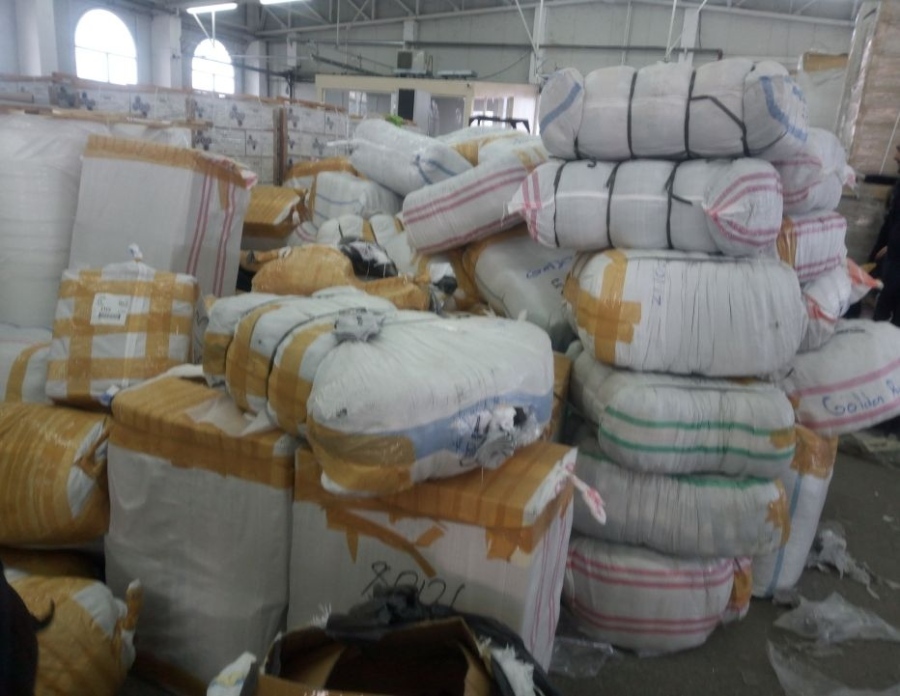 Над 130 000 „маркови“ дрехи и чанти задържаха край Видин