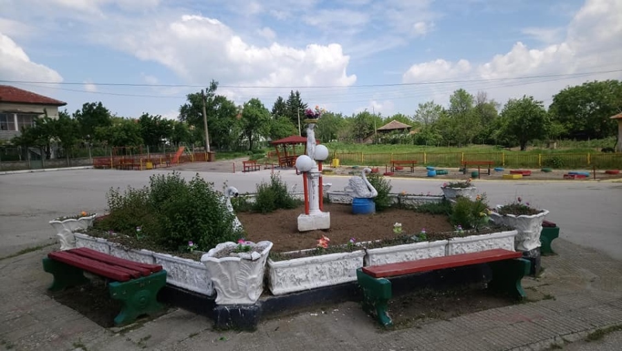 Жители на видинското Бела Рада протестират заради премахната градинка