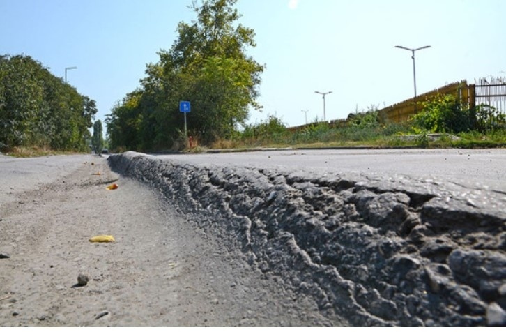 АПИ търси строители за два пътя – единият е на 40, а другият на над 70 години