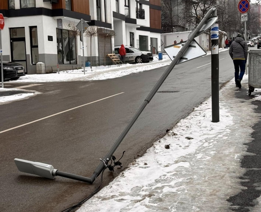 Тийнейджър потроши осветлението на площада в Дондуково