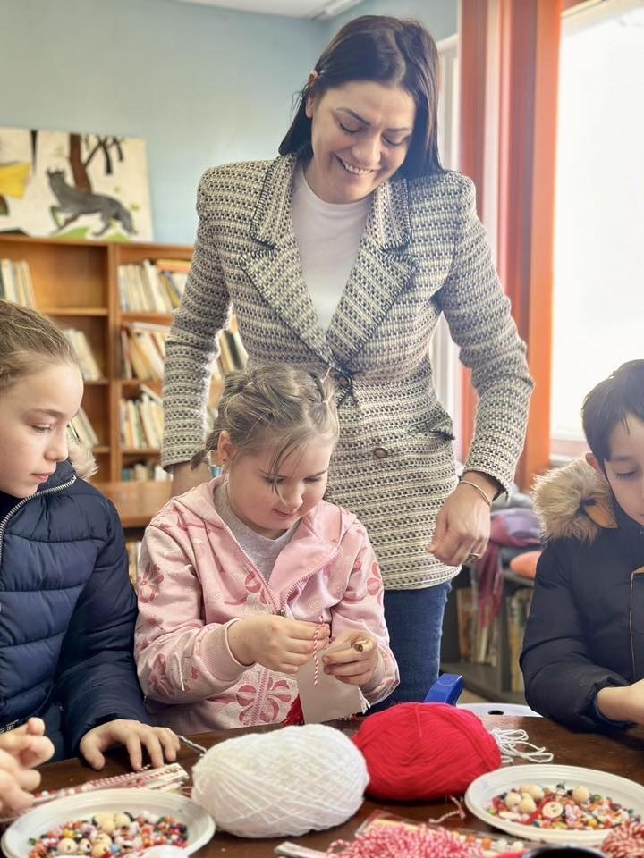  Кметът на Община Мизия Валя Берчева се включи в мартенска работилница с деца