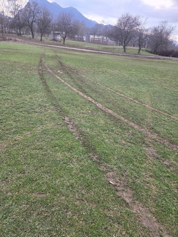 Издирват шофьор, дрифтил на футболен терен във Враца