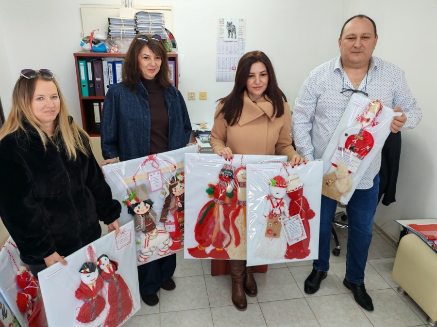 Деца от Мездра усукаха мартеници за здраве, раздадоха ги на докторите